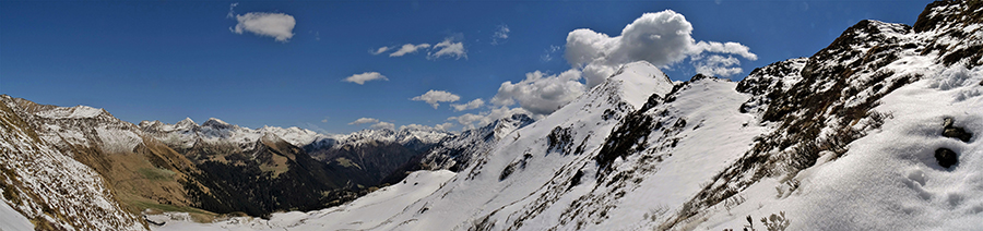 In salita pestando neve sul sent. 101 verso la Forcella Rossa (2055 m) in decisa e ripida salita